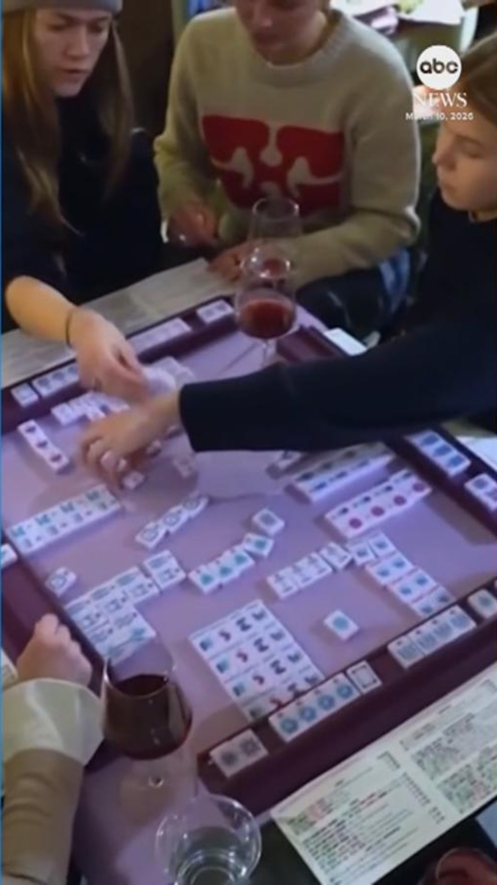 MIRAR: La Generación Z recurre a los ‘pasatiempos de la abuela’ para combatir el tiempo frente a la pantalla