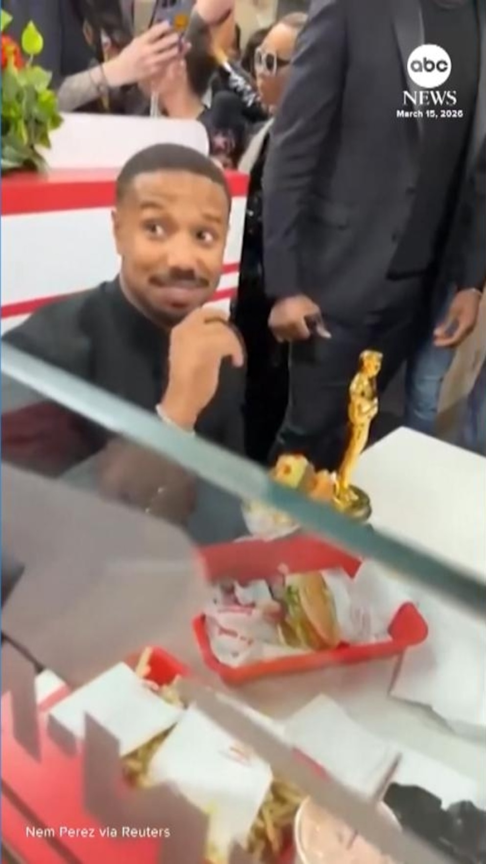 MIRAR: Michael B. Jordan lleva el trofeo del Oscar a In-N-Out después de la ceremonia