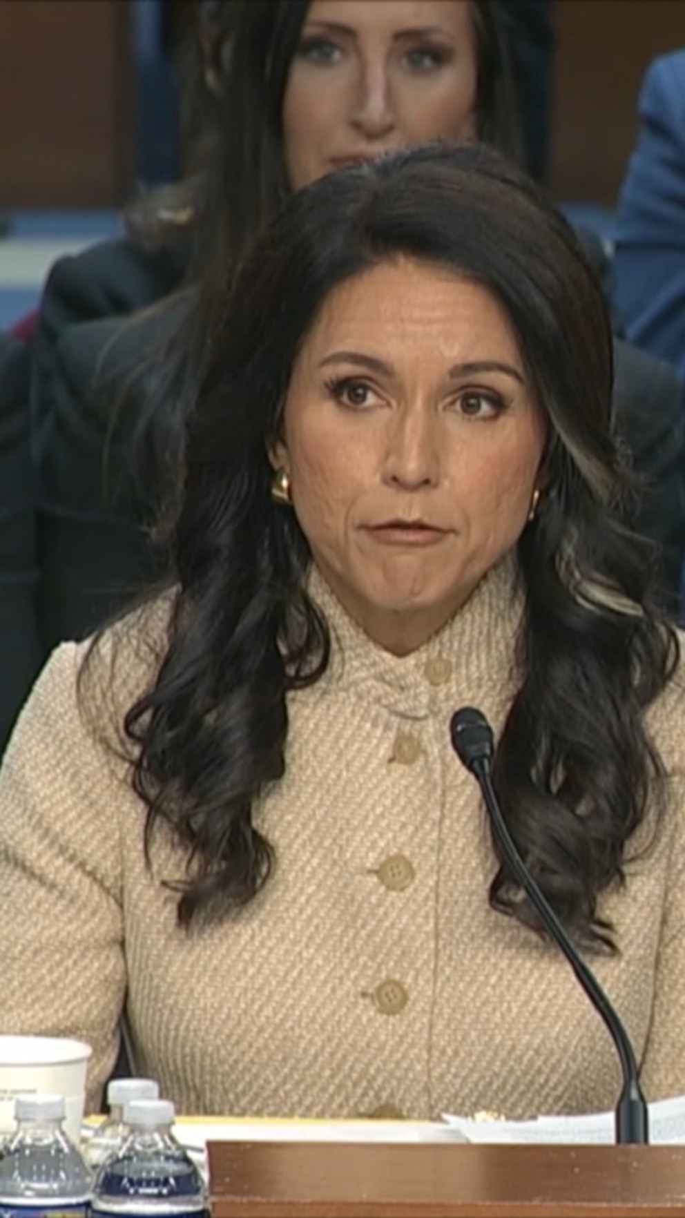 Vídeo del DNI Tulsi Gabbard ofrece una evaluación de inteligencia sobre Irán durante una audiencia en el Senado