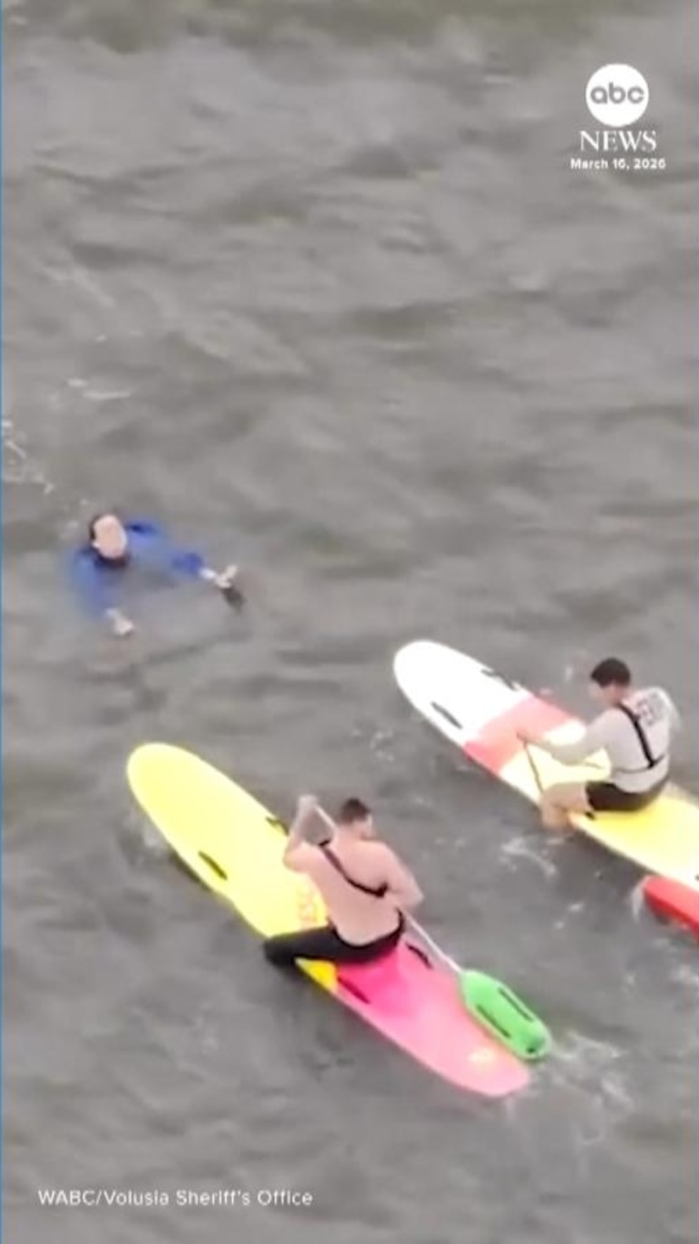 MIRAR: Policías de Florida reman para atrapar al sospechoso que saltó al río