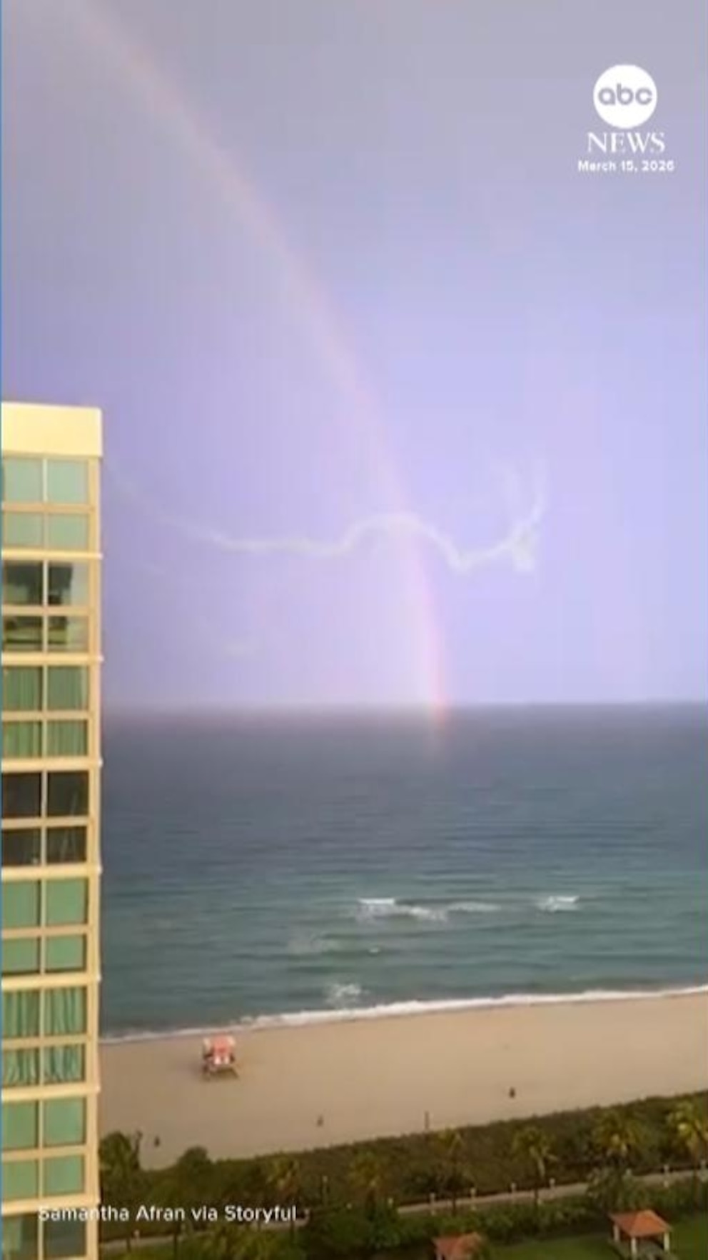 MIRAR: Un rayo cruza un doble arco iris frente a la costa del sur de Florida