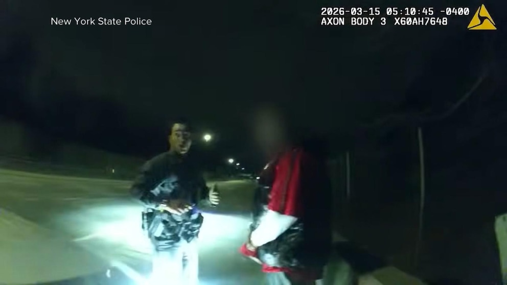 Video Policía del estado de Nueva York involucrado en choque de cadena durante una parada de tráfico