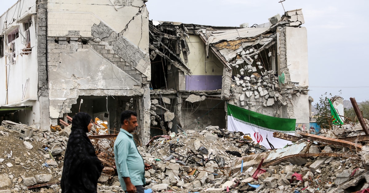 Los iraníes afligidos por el ataque con misil a una escuela expresan su enojo con Estados Unidos y Trump