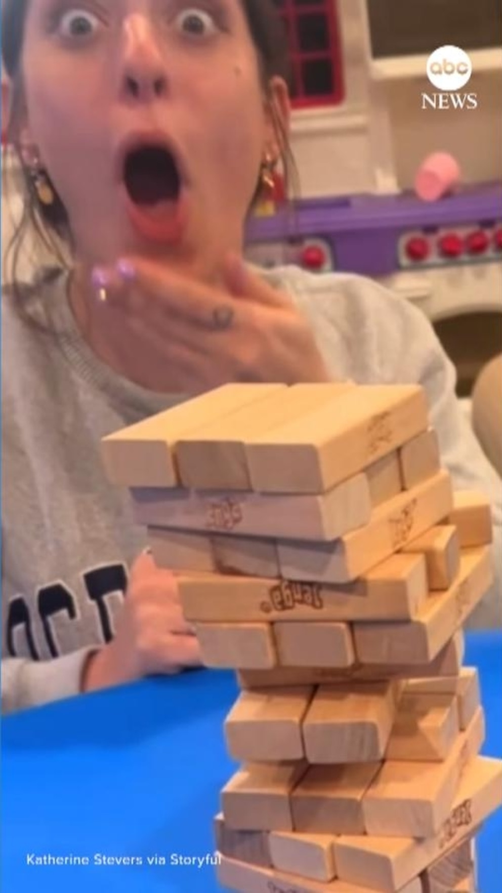 MIRAR: Un niño de 1 año sorprende a su mamá con sus habilidades con Jenga