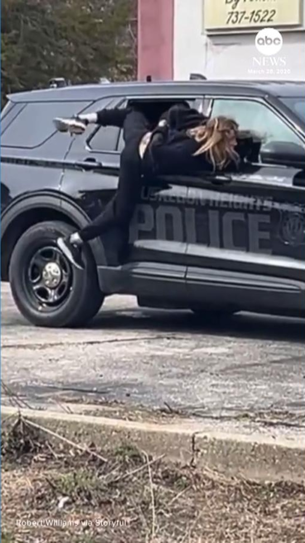 MIRAR: Una mujer sale de la custodia policial por la ventana abierta del auto