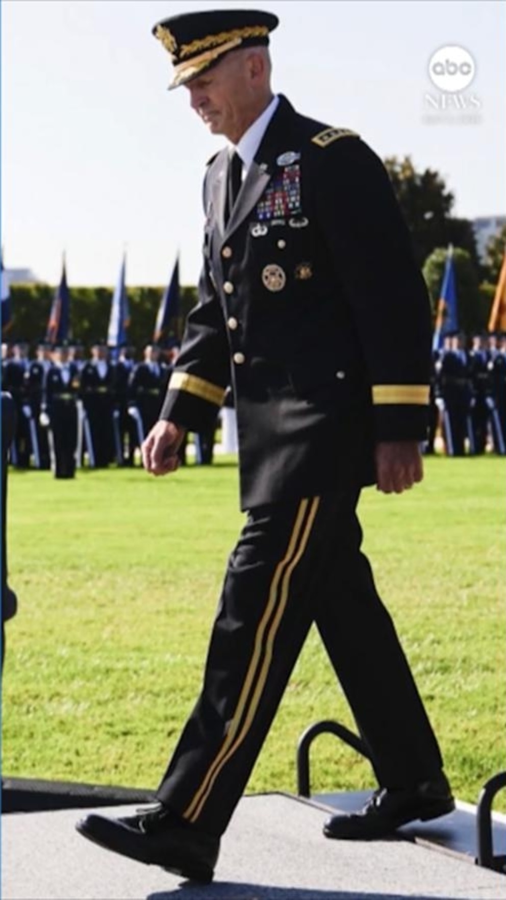 MIRAR: El secretario Hegseth destituye al jefe de Estado Mayor del Ejército, general Randy George