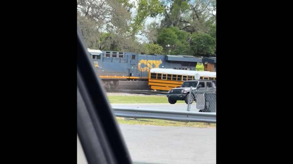 MIRAR: Autobús escolar de Florida atrapado por tren con 29 estudiantes a bordo