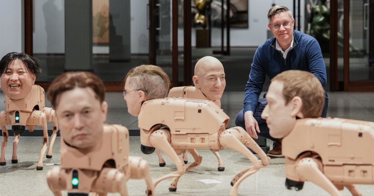 Perros robot con las cabezas de Musk y Zuckerberg deambulan por el museo de Berlín en la nueva exposición de Beeple