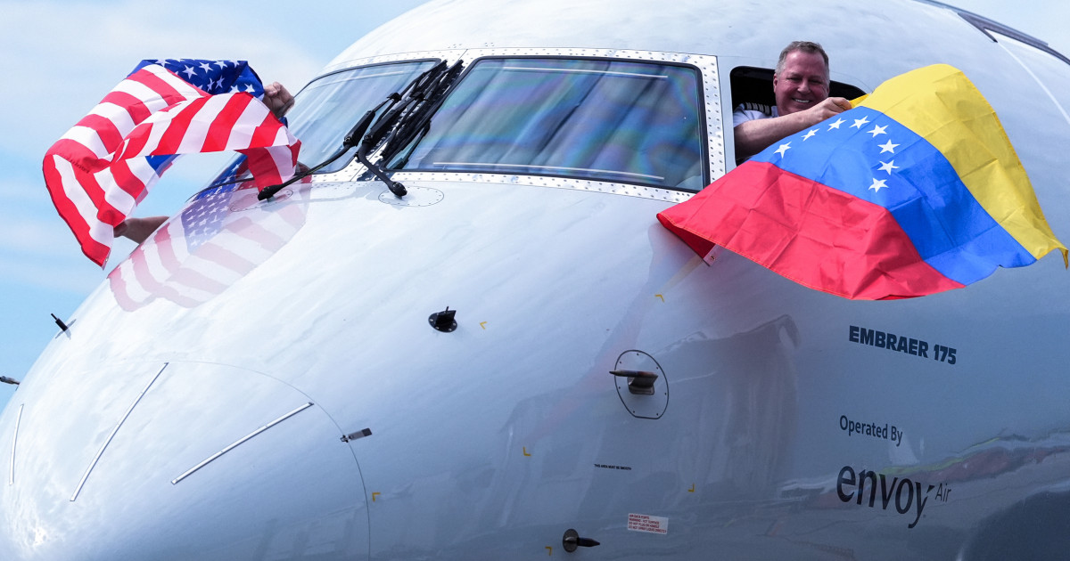 Primer vuelo comercial directo entre Estados Unidos y Venezuela en 7 años aterriza en Caracas