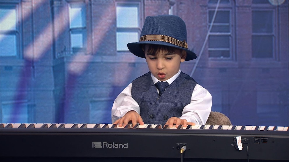 MIRAR: Un niño prodigio del piano de 4 años ya perfecciona sus melodías
