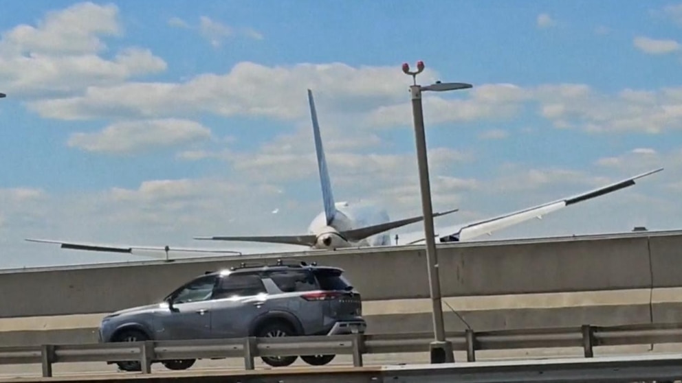 MIRA: Un vuelo de United choca contra un poste de luz al aterrizar