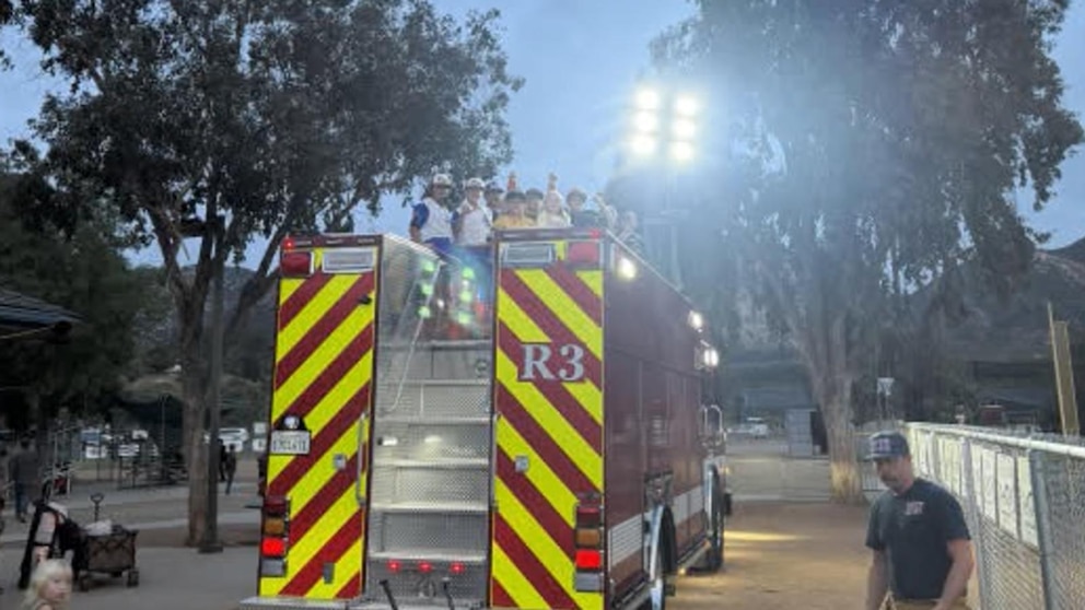 MIRAR: Los bomberos de California salvan un juego de ligas menores de un corte de energía
