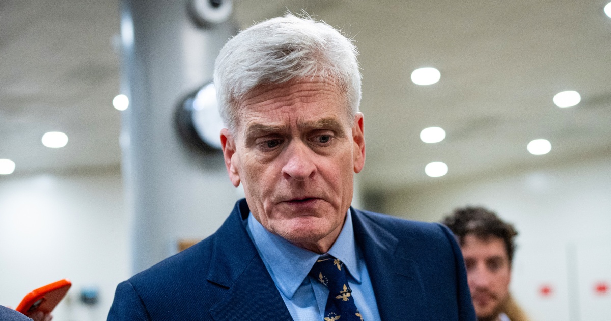 El Senado avanza una resolución para poner fin a la guerra de Irán mientras el senador republicano Bill Cassidy la apoya