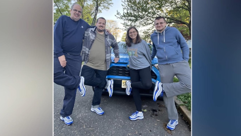 MIRAR: La familia recibe una entrega especial de Nike en honor a la difunta madre