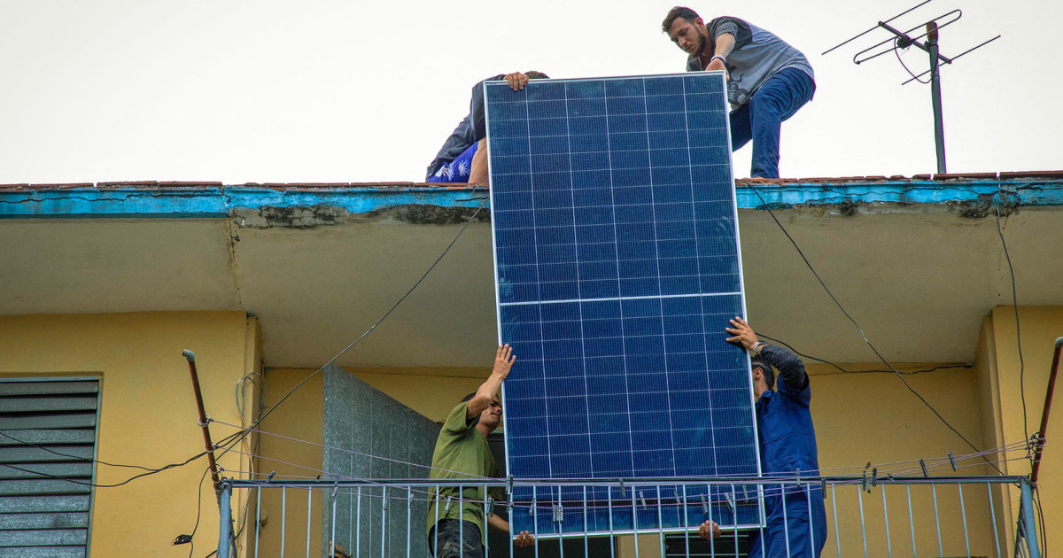 De la energía solar al carbón, los cubanos buscan alternativas a los apagones y la escasez de combustible