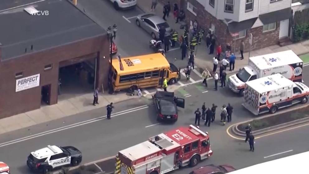 MIRAR: Nueve estudiantes enviados al hospital después de un accidente de autobús escolar cerca de Boston