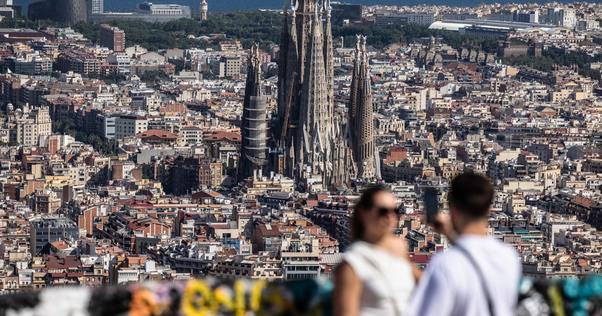 España legaliza medio millón de inmigrantes, una política muy diferente a la de Estados Unidos