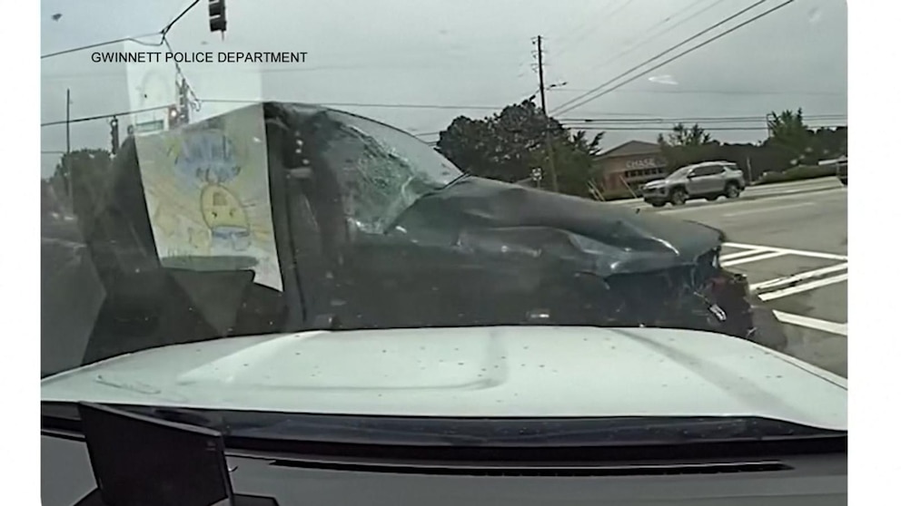 MIRA: Niño sobrevive después de ser arrojado de un auto en un accidente