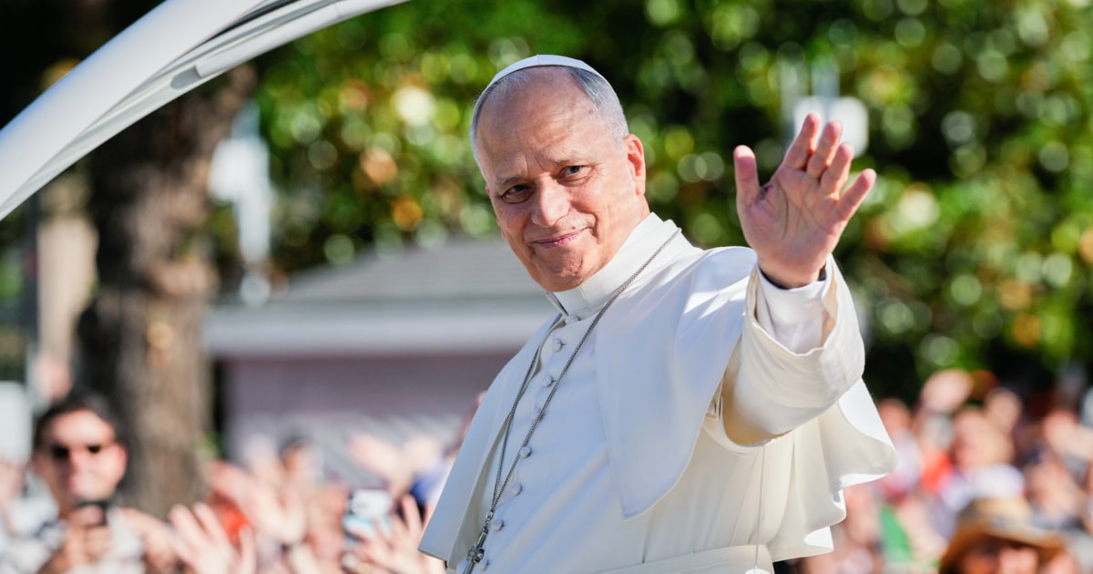 Un millón de personas llenan las calles de Madrid para ver la procesión cubierta de flores del Papa