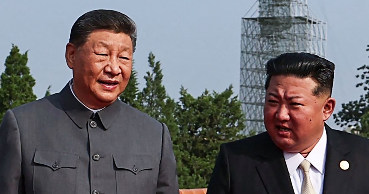 Kim Jong Un recibe a Xi Jinping en una posición de singular fortaleza