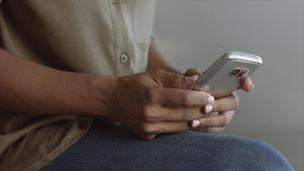 MIRAR: ¿Son los teléfonos inteligentes los culpables de la caída de las tasas de natalidad?