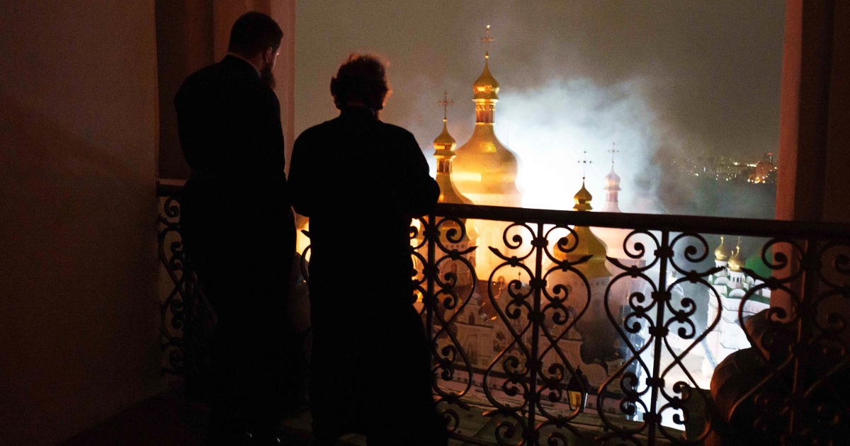 Los ataques rusos alimentan el fuego en Kyiv-Pechersk Lavra, Ucrania