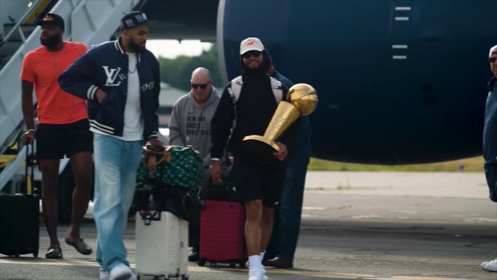 MIRAR: Los Knicks regresan a casa después de ganar el campeonato de la NBA