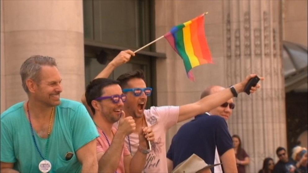 MIRAR: Tres generaciones de la comunidad LGBTQ discuten por qué el Orgullo seguirá siendo tan importante en 2026