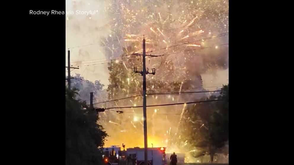 MIRAR: Chispas vuelan sobre el vecindario de Oklahoma después de que se incendia un puesto de fuegos artificiales