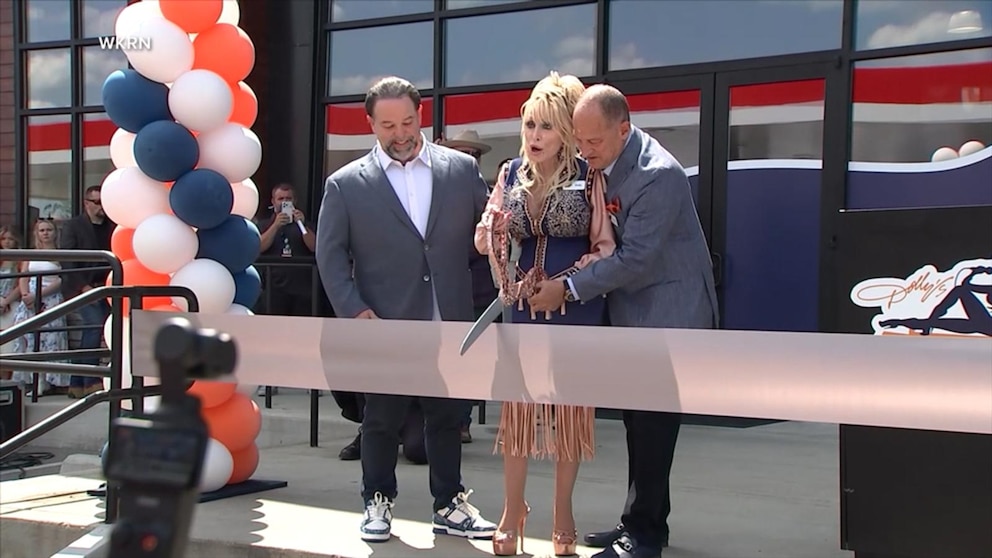 MIRAR: Dolly Parton hace una aparición sorpresa en la inauguración de una parada de camiones