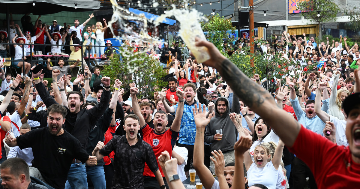 Los fanáticos de Inglaterra ahora pueden beber alcohol en los pubs para el partido de la Copa Mundial de México después de la actualización de la licencia