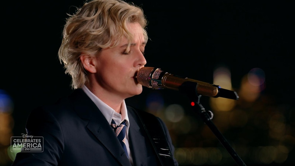 MIRAR: Brandi Carlile interpreta “America the Beautiful” en la Estatua de la Libertad