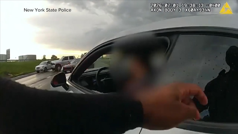 MIRAR: Un soldado evita por poco un accidente de reacción en cadena mientras responde a otro accidente
