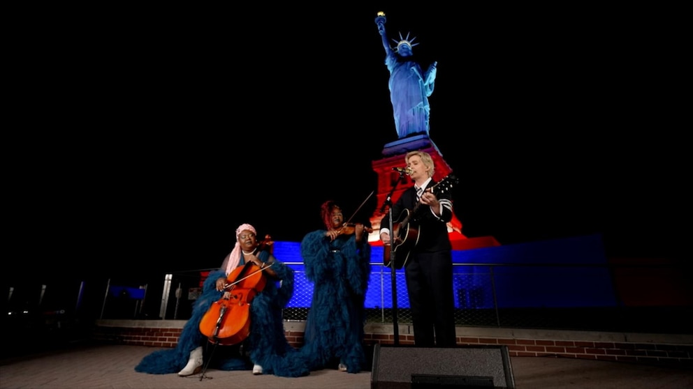 MIRAR: Brandi Carlile interpreta ‘America the Beautiful’ para honrar el 250 cumpleaños de Estados Unidos