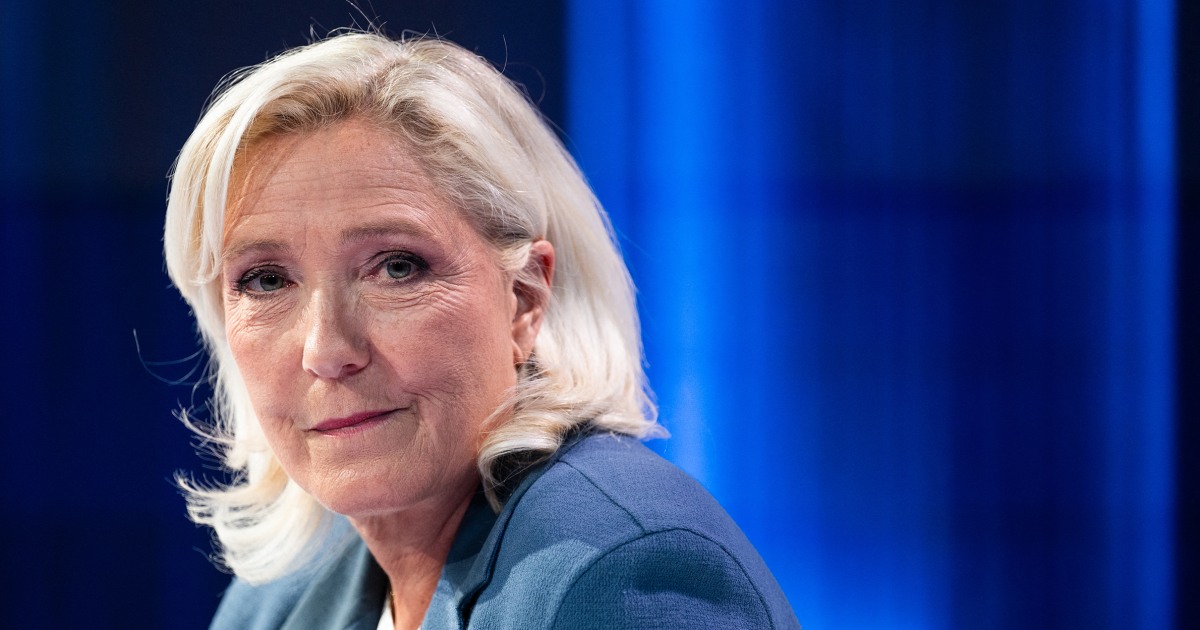 Un tribunal francés permite a la líder de extrema derecha Marine Le Pen postularse para la presidencia con una etiqueta en el tobillo, una condición que ella rechaza