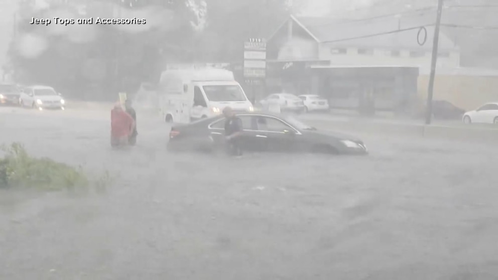 MIRAR: Fuertes tormentas e inundaciones dejan un rastro de destrucción