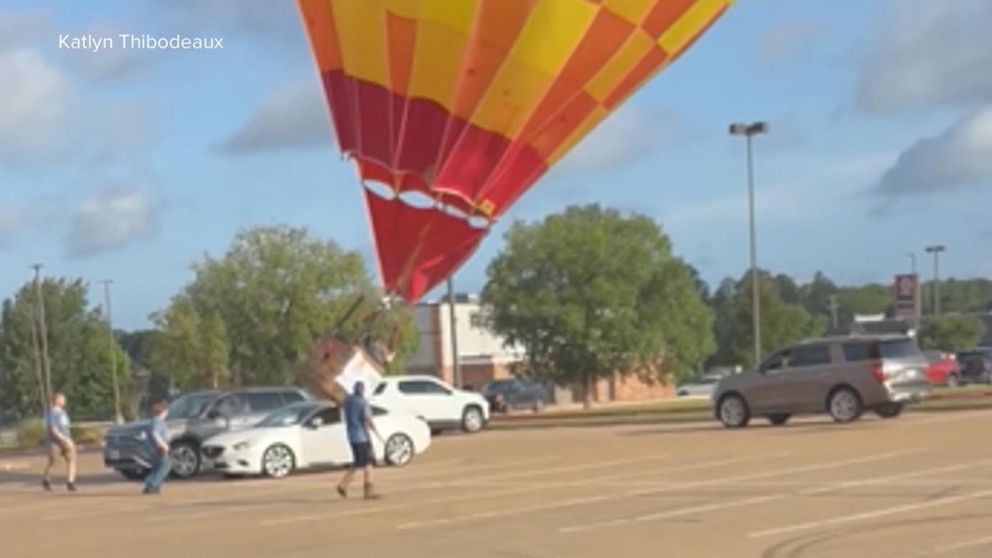 MIRAR: Globo aerostático que volaba a baja altura se estrella contra un automóvil en el este de Texas