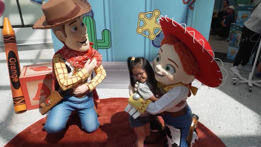 MIRA: Disney lleva ‘Toy Story 5’ a los hospitales infantiles