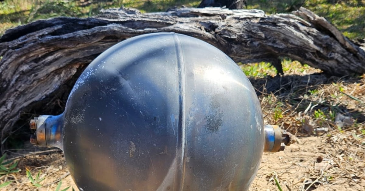 Encuentran bolas espaciales metálicas en una playa australiana