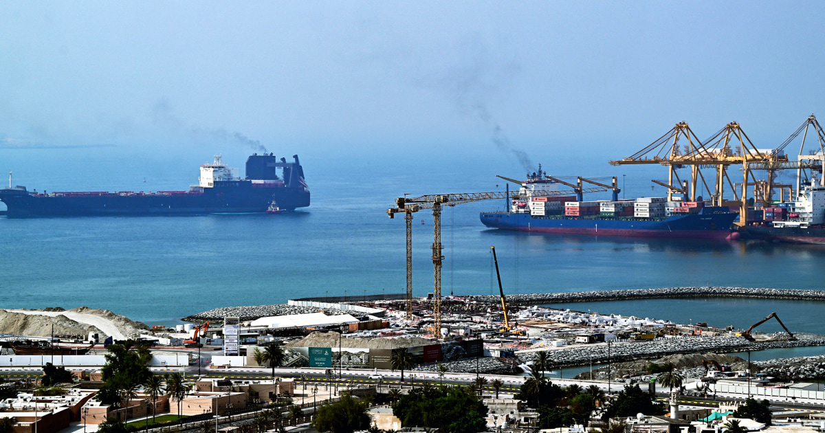 El petróleo se dispara por encima de los 95 dólares mientras Estados Unidos resta importancia a la diplomacia iraní y se interrumpe la segunda ruta comercial clave