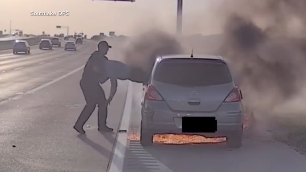 MIRAR: Oficial habla después del dramático rescate de un auto en llamas