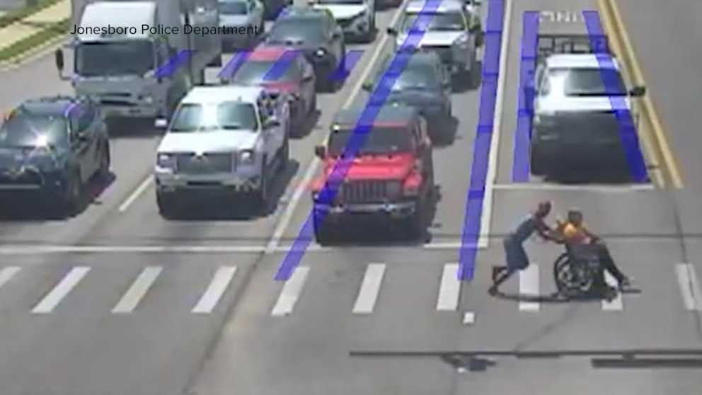 MIRAR: Real Spider-Man entra en acción para ayudar a un hombre a cruzar una concurrida intersección