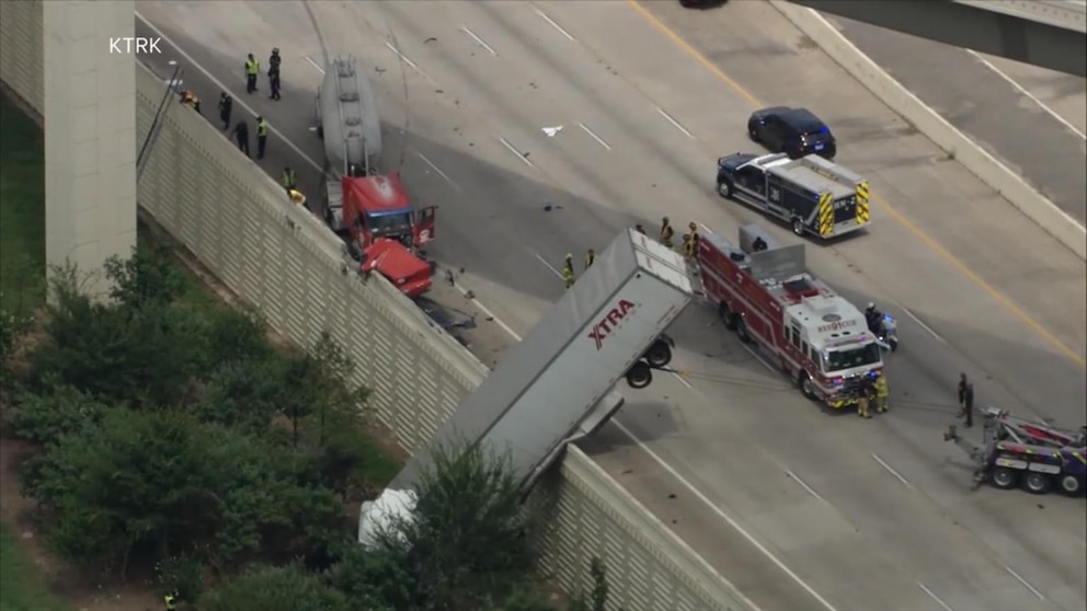 MIRAR: Gran plataforma suspendida cierra una importante carretera de Texas durante horas