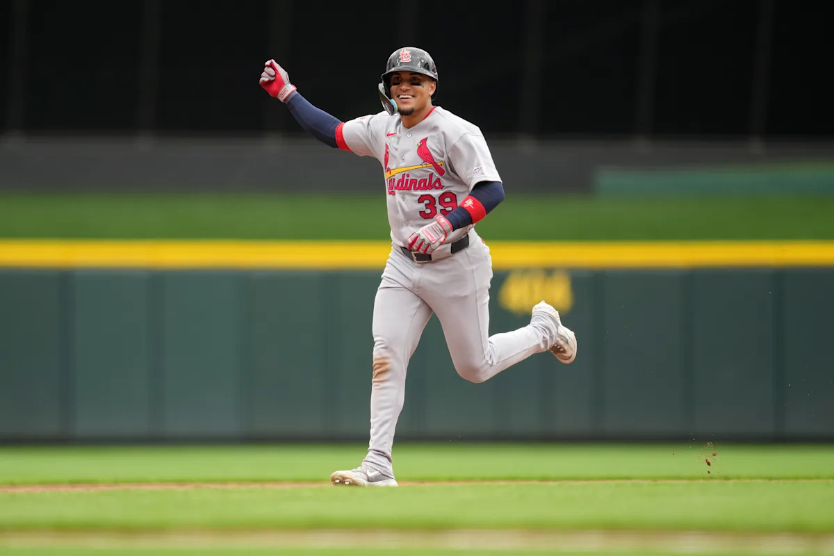 Bryan Torres de los Cardinals, quien comenzó su andadura en las menores en 2015, logra su primer hit en la MLB y luego un jonrón a los 28 años en su debut contra los Rojos.