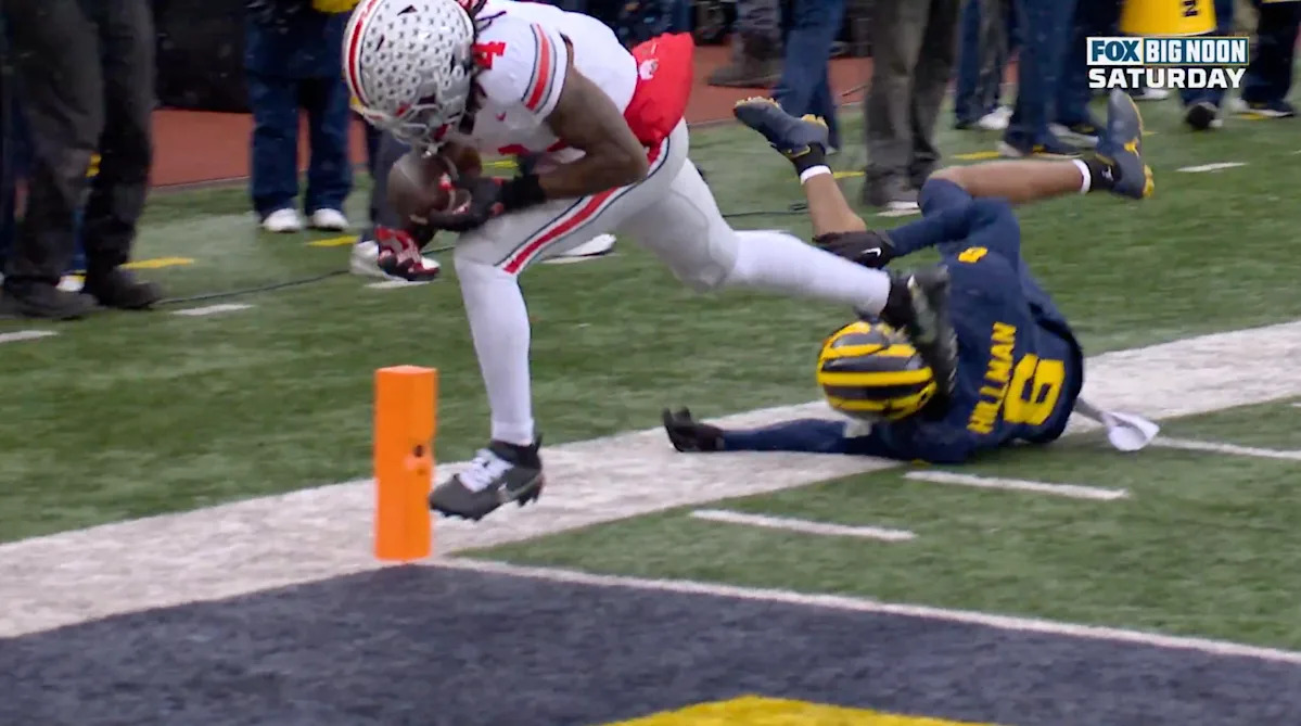 Tú decides: ¿Jeremiah Smith de Ohio State movió el balón cuando cruzó la línea de gol contra Michigan?