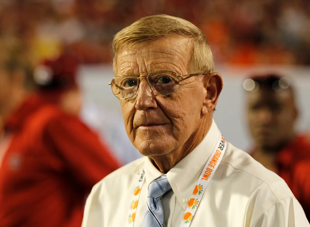Muere Lou Holtz, veterano entrenador de Notre Dame, a los 89 años