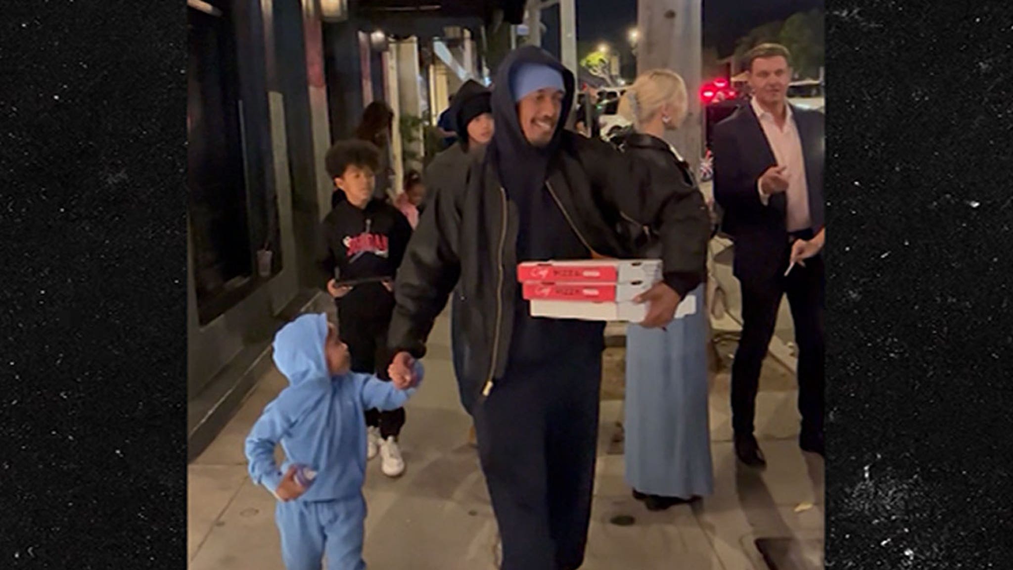 Nick Cannon lleva a cinco de sus hijos a cenar a West Hollywood