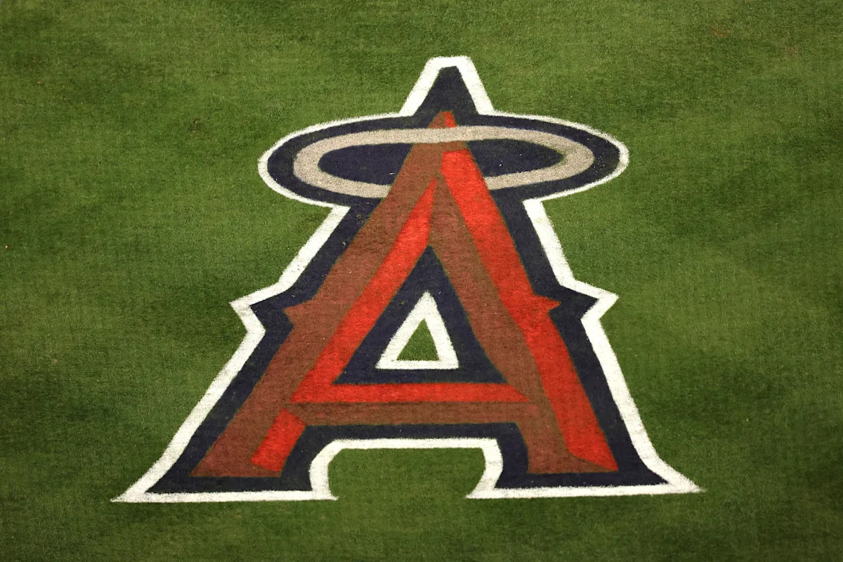 Según los informes, los Angelinos despidieron al autoproclamado “espía del béisbol” después de que lo pillaron filmando a los entrenadores de los Rockies.