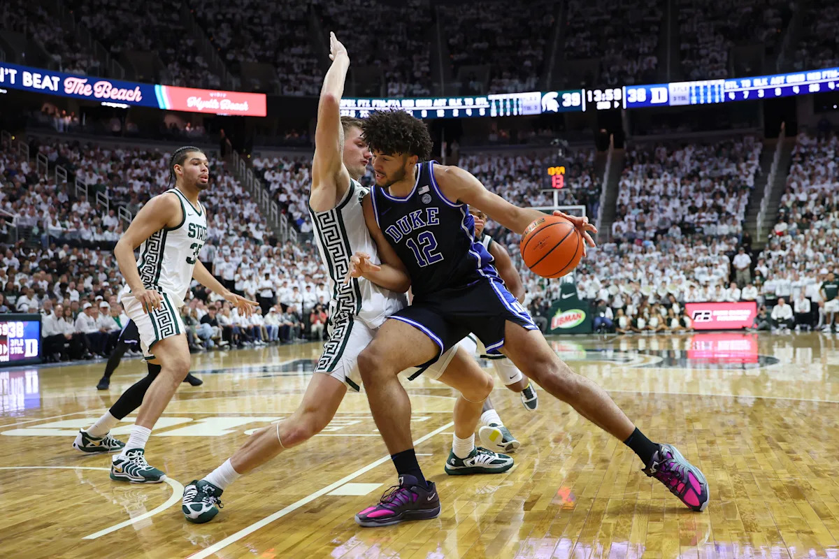 El No. 4 Duke aguanta para vencer al No. 7 Michigan State y permanece invicto después de ganar un tercer juego clasificado consecutivo.