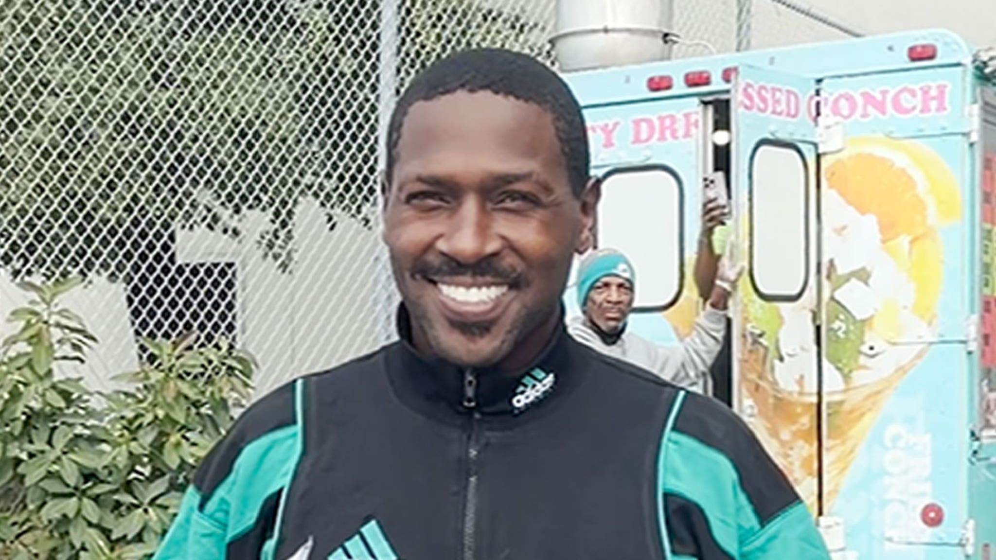 Antonio Brown liberado de la cárcel del condado, salida con un abogado captada por la cámara